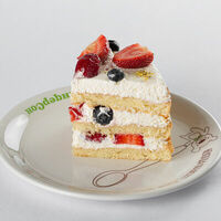 Торт со свежими ягодами и кремом из маскарпоне в АндерСон