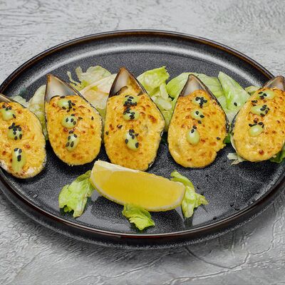 Запеченные мидии, чесночно-сырный соус в 19 Лунка по цене 540 ₽