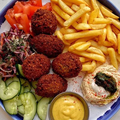 Израильское плато с фалафелем и фри в Фришман по цене 364 ₽