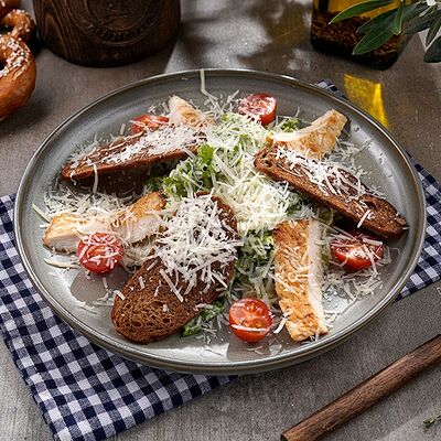 Салат Цезарь с курицей в Paulaner по цене 750 ₽