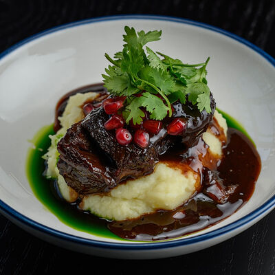 Телячьи щеки в гранатовом соусе с картофельным пюре в Шалом Берман по цене 990 ₽