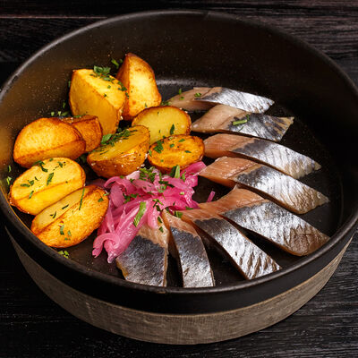 Сельдь с картофелем и маринованным луком в Good Company по цене 480 ₽