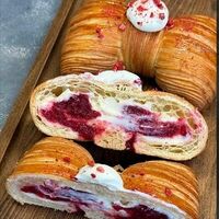 Бантик с малиной в Obakery