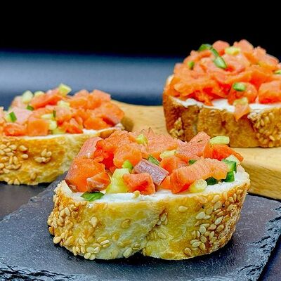 Брускетта с красной рыбой М в Boom-box Catering по цене 2490 ₽