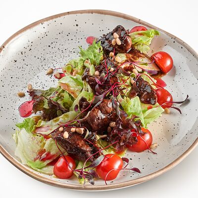 Салат с куриной печенью и ягодным соусом в Конор по цене 590 ₽