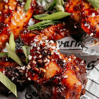 Куриные крылья барбекю в Бар-гриль KOSTER по цене 435 ₽