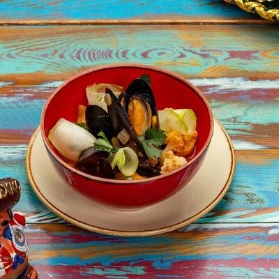 Мексиканский суп с мидиями и овощами в Burritos по цене 550 ₽