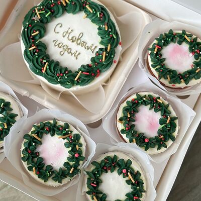 Набор: бенто-торт и 5 капкейков Новый год в The.cakes_spb по цене 4100 ₽
