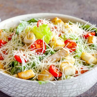 Салат Цезарь с курицей и бекономв YO! PIZZA по цене 420 ₽