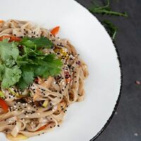 Wok-лапша с курицей и овощами в DeliMarche