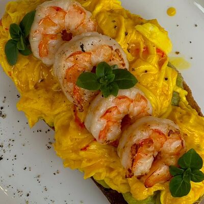 Брускетта с тигровыми креветками и омлетом скрэмбл в Berberry & ptichka по цене 750 ₽