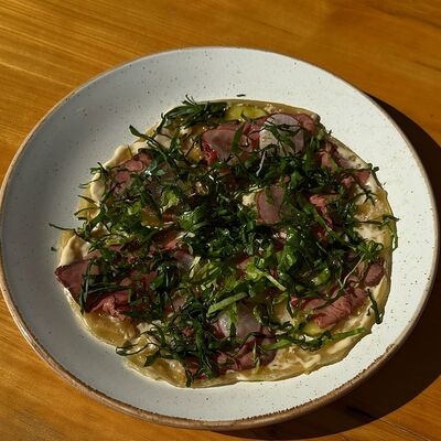 Лепешка роти с копченой говядинойв Kvartal по цене 690 ₽