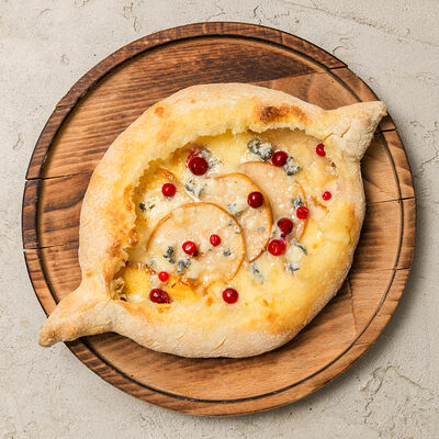 Хачапури с горгонзолой, камамбером и медовой грушейв Лали Бистро по цене 750 ₽