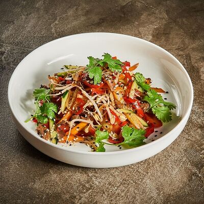 Теплый салат в азиатском стиле в Гранат по цене 590 ₽