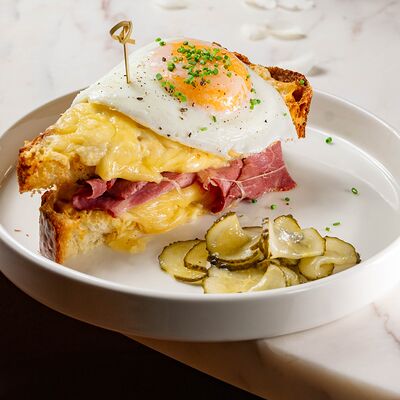 Горячая бриошь с кониной, черносливом и маринованными огурцами в Бистро Артель по цене 890 ₽