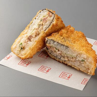 Жареные онигири Магуров Том Янг Бар по цене 390 ₽