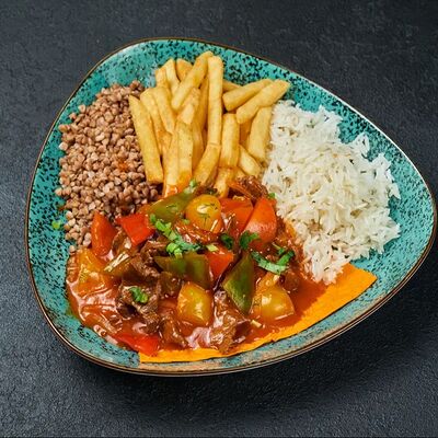 Гуляш с гарниромв Чайхонa бapaкaт по цене 590 ₽