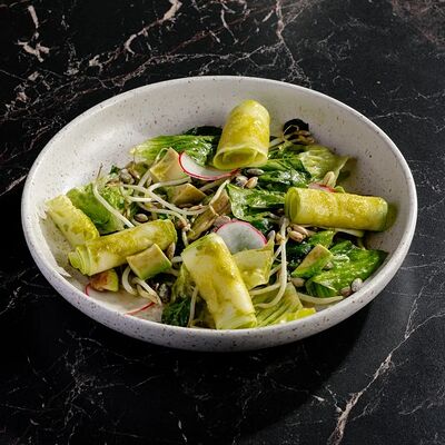 Зеленый салат с цукини и ростками сои в Gills по цене 590 ₽