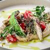 Салат из авокадо, томленой куриной грудкой, черри и кремом из фасоли в Коктейль холл по цене 500