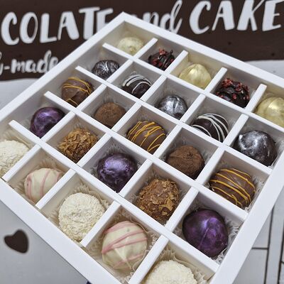 Большой подарочный набор 25 сырных конфет ручной работы ассорти в белой упаковке в Choco.cake.hand по цене 2600 ₽