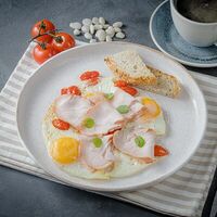 Яичница с пастрами из индейки в Encore Cafe