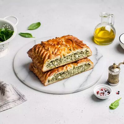 Пирог со шпинатом, рубленым яйцом и творожно-сливочным сыром в Штолле по цене 2852 ₽
