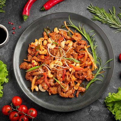 Жареная баранина с кешью в Корё по цене 980 ₽