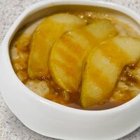 Овсянка на миндальном молоке с грушей и карамелью в Мера кофе