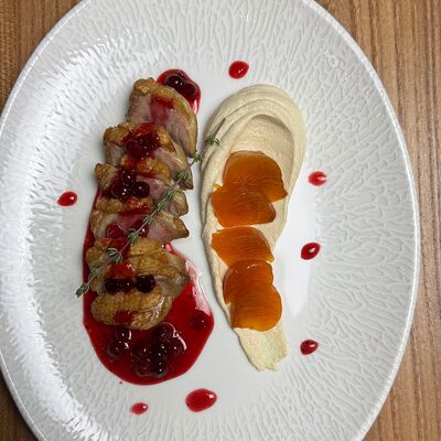 Утиная грудка с хумусом в Сицилия бедда по цене 990 ₽