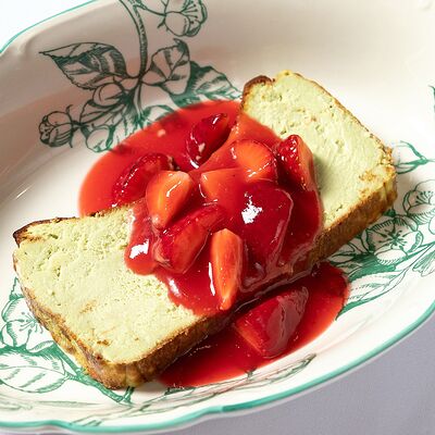 Чизкейк Матча с клубничным соусом в Бистро Рыба Мечты по цене 750 ₽