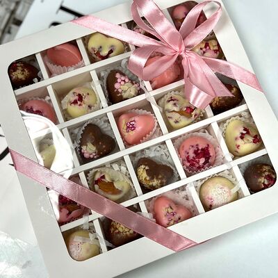 Конфеты ручной работы из бельгийского шоколадав Lovely Berry по цене 2590 ₽