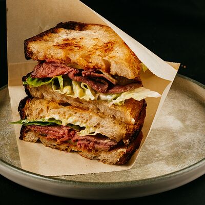 Большой сэндвич с ростбифом в Горки парк по цене 495 ₽