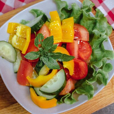 Салат из свежих овощей в Мала Serbiя по цене 500 ₽