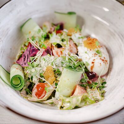 Салат из маринованного лосося с соусом айоли в Рандеву по цене 800 ₽