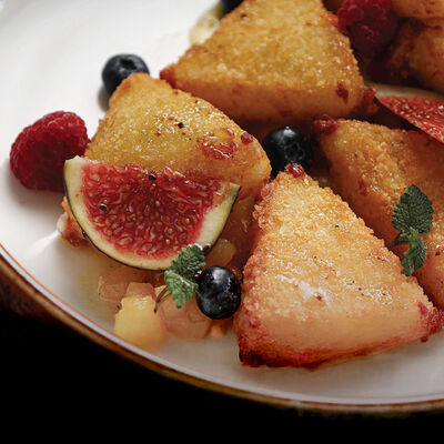 Жареный сулугуни с трюфельным медом и чатни из айвы в Юность у моря по цене 770 ₽