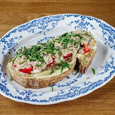 Огромный тост с тунцом, яйцом 5-минуткой, красными томатами в Lucky Duck по цене 790 ₽
