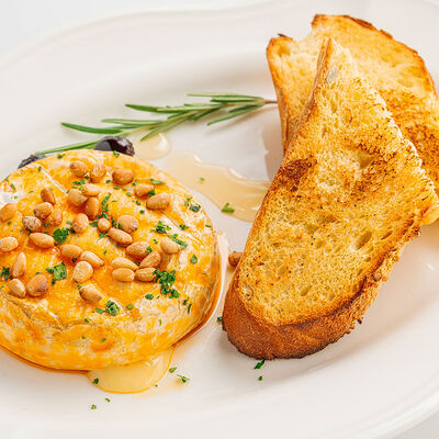 Запеченный камамбер в Morricone pizza & wine по цене 960 ₽