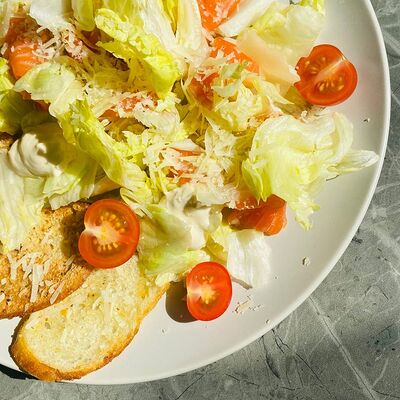 Салат Цезарь с лососем в Full house по цене 550 ₽