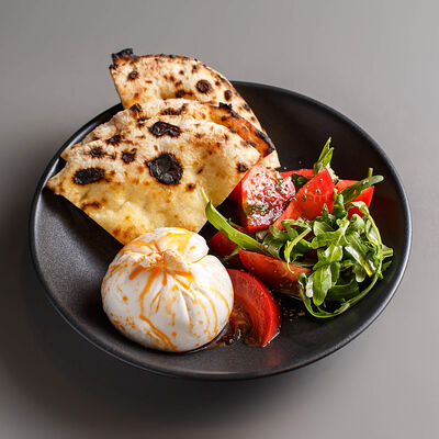 Буррата на картофельной тортилье с томатами в Пицца 22 сантиметра по цене 830 ₽