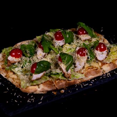 Цезарь с курицей в Imna Lounge по цене 810 ₽