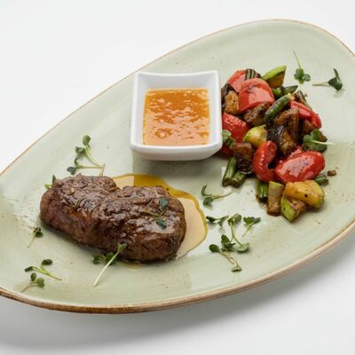 Стейк из телятины с жареными овощами в Room-cafe по цене 1100 ₽