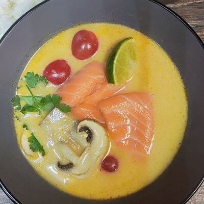 Суп Том Ям с лососем в Изуми по цене 595 ₽