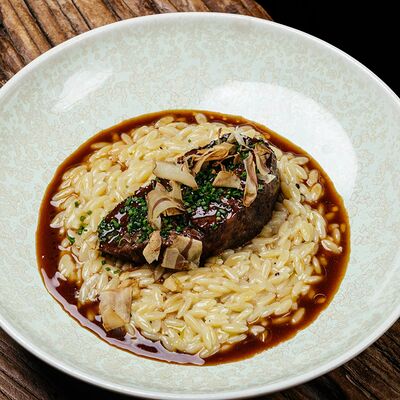 Томлёные телячьи щёки с орзо и соусом демиглас в Чешуя по цене 950 ₽