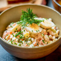 Оливье с копченым лососем в Русский паб