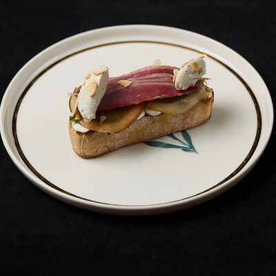 Брускетта с уткой и сыром дорблю в Duran по цене 390 ₽