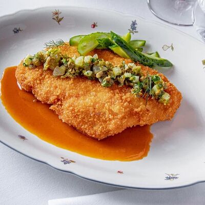 Шницель из цыпленка с малосольными огурцами в Ava bistro по цене 940 ₽