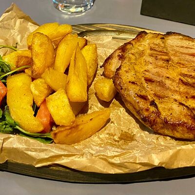 Стейк из cвинoй шеи с картофельным салатом и соусом BBQ в Наместник по цене 810 ₽