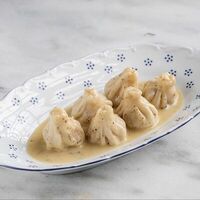 Мини-хинкали с говядиной и соусом Cacio Pepe в Padre Khinkali