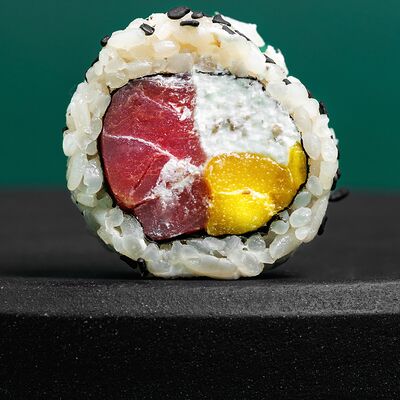 Ролл с тунцом и манго в Sushi Please по цене 1180 ₽