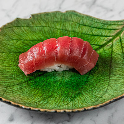 Суши-нигири Тунец Bluefin Chu-toro в Dragon по цене 690 ₽